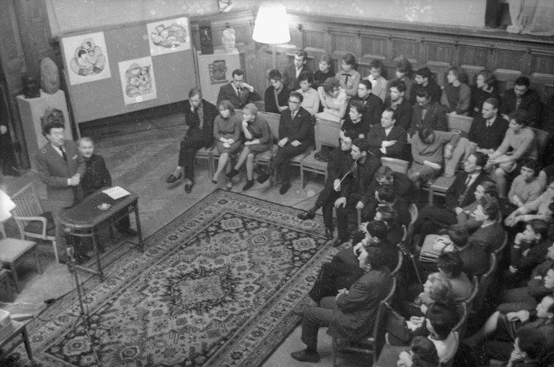Заседание клуба журнала «Юность», 1965 год, г. Москва. Выступает Борис Полевой.