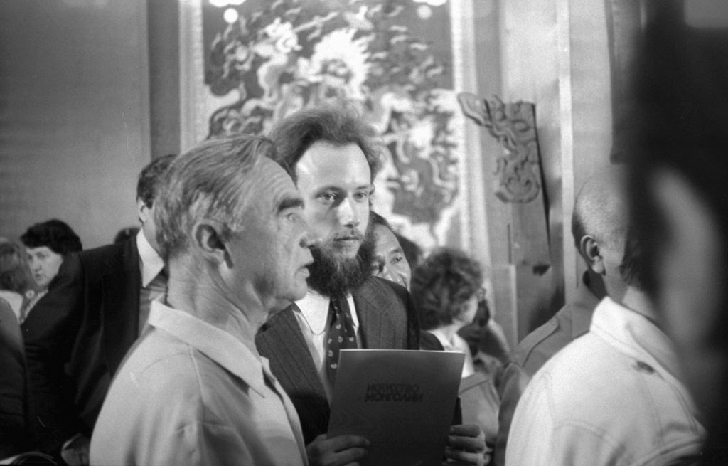 Павел Федорович Беликов среди посетителей выставки монгольского искусства в музее искусства народов Востока, июнь 1981, г. Москва