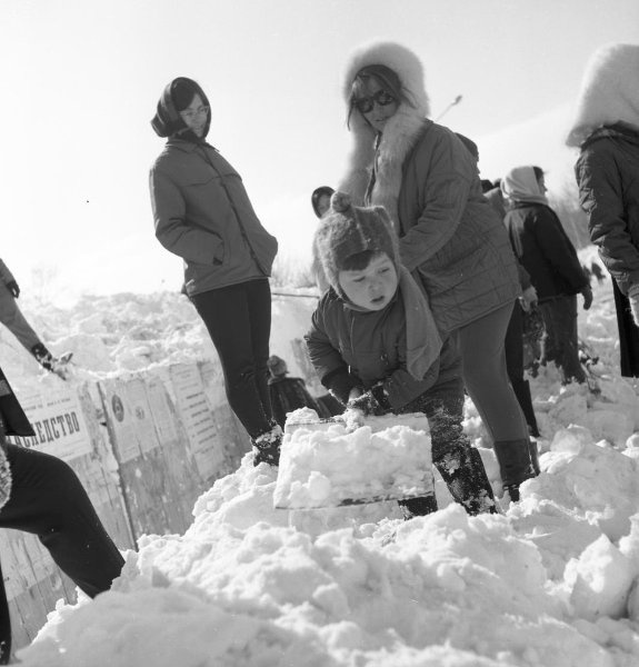 Снежные заносы в городе, 1968 год, Сахалин о., г. Южно-Сахалинск. Выставка «Сахалинское детство Юрия Садовникова» с этой фотографией.&nbsp;