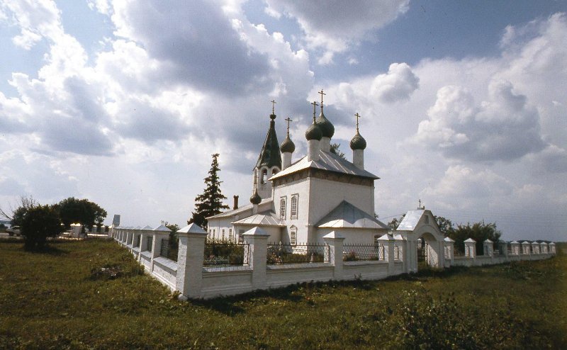 Церковь за оградой, 1999 год