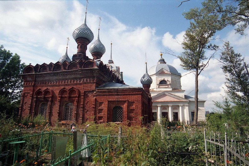 Церковь Паисия Великого и Уара Мученика и Воскресенская церковь в Варницах, 1999 год, Ярославская обл., Ростовская обл., пос. Варницы