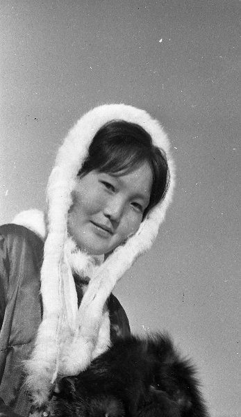 Портрет девушки в национальной одежде, 1961 - 1969, Якутская АССР, г. Якутск. Выставка «Саха» с этой фотографией.&nbsp;