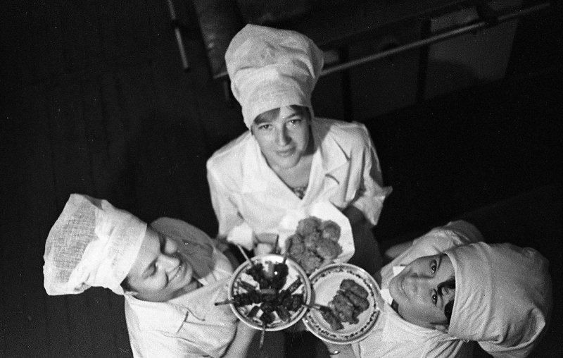 Поварихи с блюдами, 1968 год, Сахалин о., г. Южно-Сахалинск. Выставка «Жизнь на острове Сахалин глазами Юрия Садовникова» с этой фотографией.&nbsp;