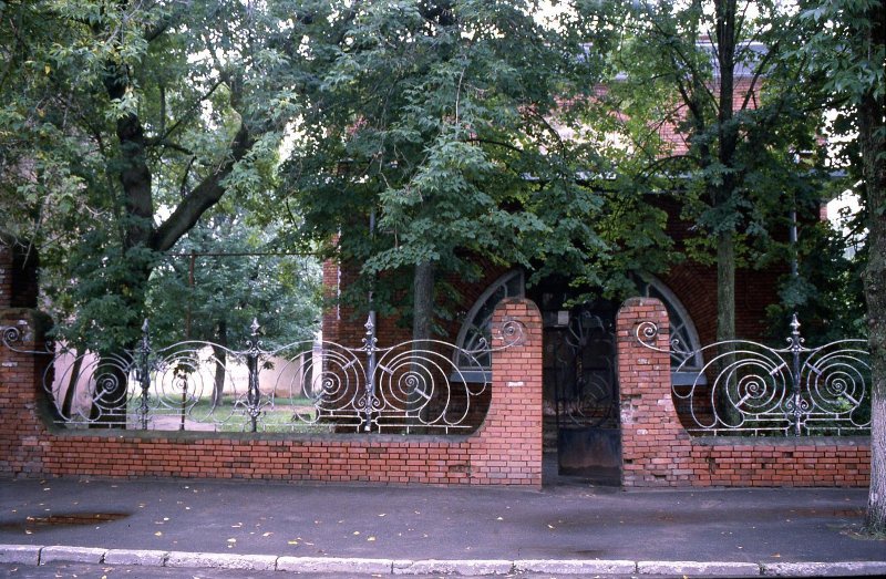 Решетка ограды Карповского земского училища, 1998 год, г. Тверь