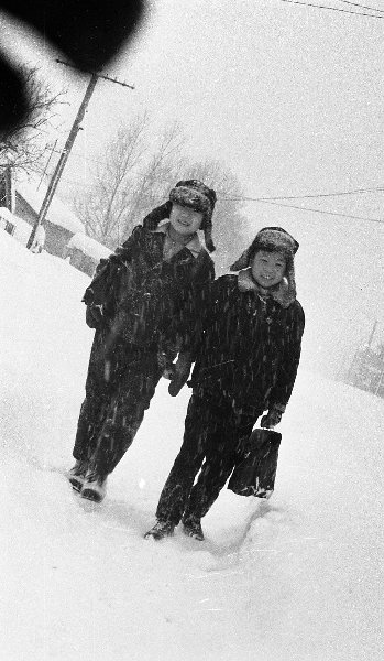 Зима, 1965 год, Сахалин о., г. Южно-Сахалинск. Выставка «Сахалинское детство Юрия Садовникова» с этой фотографией.
