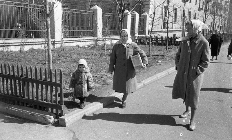 Фото Две женщины с ребенком, 1961 год, г Москва - История России в