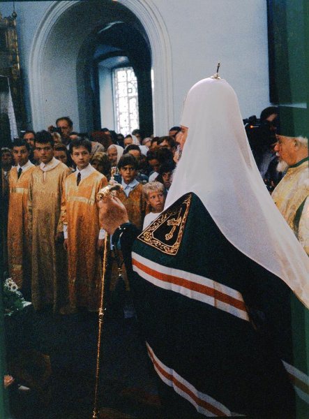 Перенос мощей преподобного Нила Столбенского. Алексий II во время службы в храме, июль 1995, г. Осташков