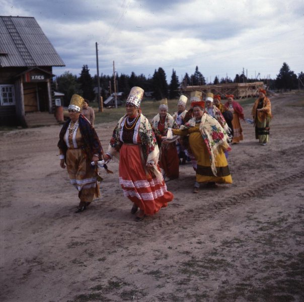 Фольклорный ансамбль на улице села, 1990 год, Архангельская обл., с. Койнас