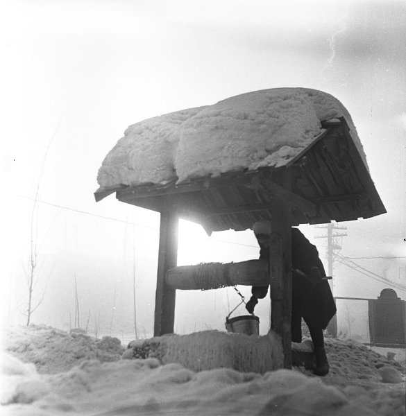 Зима. Женщина у колодца, 1963 - 1969, Сахалинская обл.. Выставка «Источник воды и хранитель тайн» с этой фотографией.