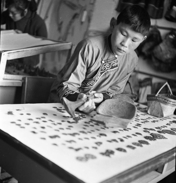 На празднике, февраль 1968, Сахалинская обл., пгт. Ноглики. Выставка «Сахалинское детство Юрия Садовникова» с этой фотографией.&nbsp;