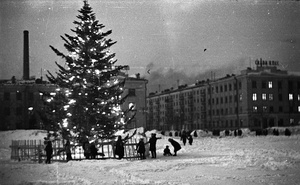 Новогодняя елка на городской площади, 1967 год, о. Сахалин, г. Южно-Сахалинск. Выставки&nbsp;«Сахалинское детство Юрия Садовникова»,&nbsp;«Ночь, улица, фонарь, аптека...» с этим снимком.