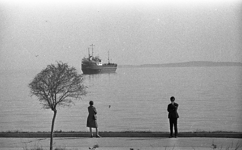 Двое на набережной, август 1964, о. Сахалин, г. Южно-Сахалинск. Выставка «Жизнь на острове Сахалин глазами Юрия Садовникова» с этой фотографией.&nbsp;