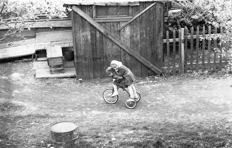 Во дворе, 1960-е, Сахалин о., г. Южно-Сахалинск. Видео «Я буду долго гнать велосипед»,&nbsp;«Сахалинское детство Юрия Садовникова» с этой фотографией. 