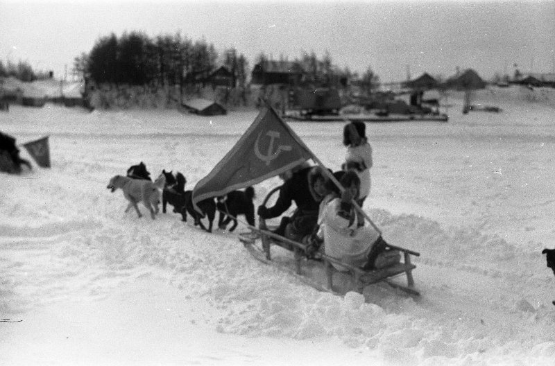 Праздник, 1968 год, Сахалинская обл., пгт. Ноглики. Выставка «По России на санях» с этой фотографией.