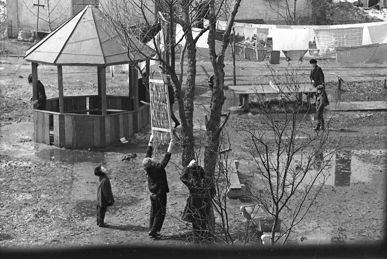 Во дворе, 1960-е, Сахалин о., г. Южно-Сахалинск