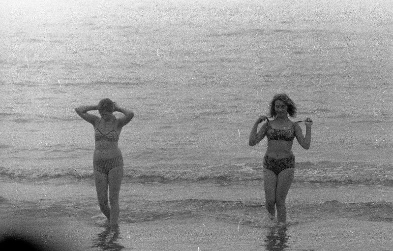 Две женщины, выходящие из воды, 1967 год, Сахалинская обл.