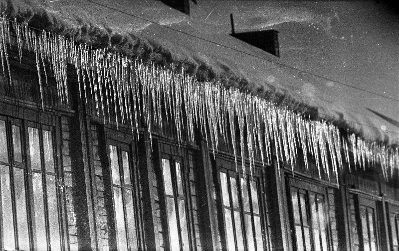Сосульки на крыше, 1965 - 1970, Сахалин о., г. Южно-Сахалинск (?). Выставка «Сосульки – значит весна» с этой фотографией.