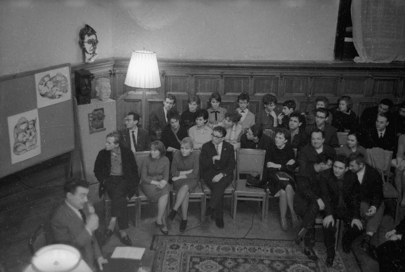 Заседание клуба журнала «Юность», 1965 год, г. Москва. Среди сидящих в зале – Фазиль Искандер.