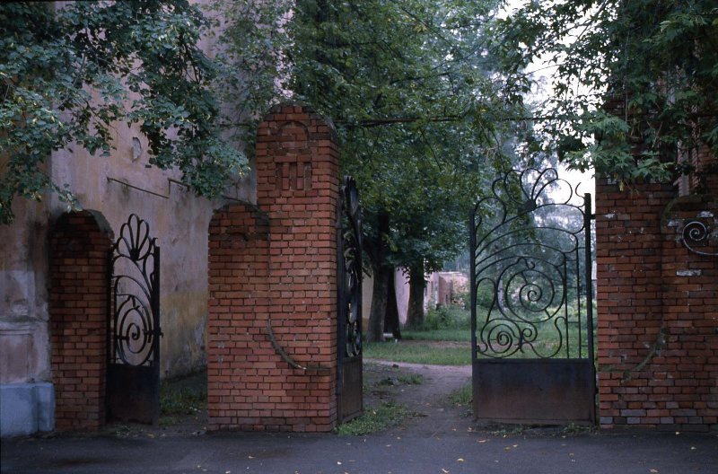 Ворота ограды Карповского земского училища, 1998 год, г. Тверь