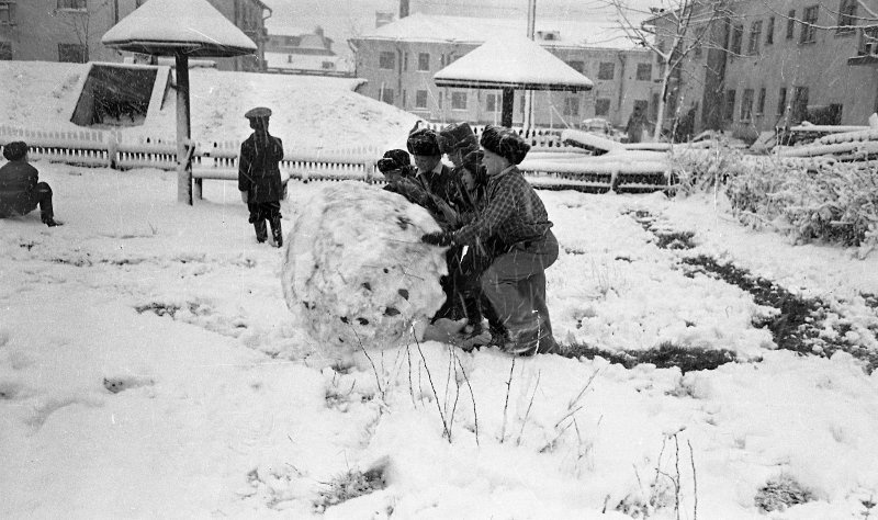Дети лепят снеговика, 1960 - 1961, Сахалин о., г. Южно-Сахалинск. Выставки:&nbsp;«Снеговик, снеговик, жить на холоде привык», «Сахалинское детство Юрия Садовникова» с этой фотографией.