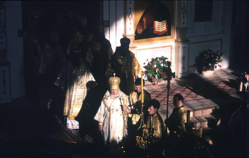 Алексий II на службе в храме во время переноса мощей преподобного Нила Столбенского, 9 июля 1995, г. Осташков. Выставка «Разные православные» с этой фотографией.&nbsp;