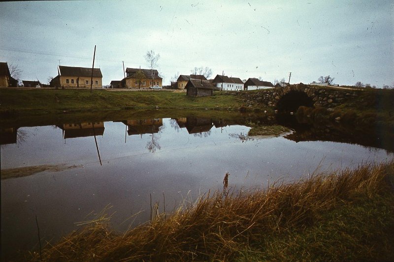 Дома в деревне и валунный мост, 1990 - 1993, Тверская обл., дер. Грузины