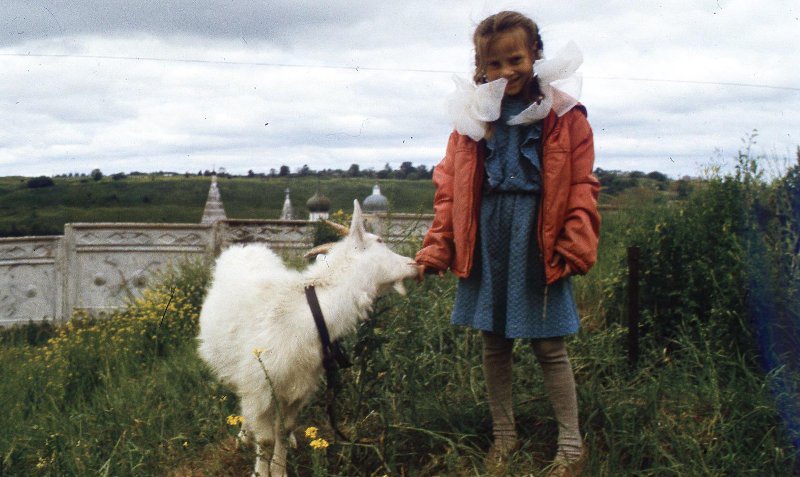 Девочка с козой, 1997 год, Тверская обл., г. Старица. Видео «Агния Барто» с этой фотографией.&nbsp;