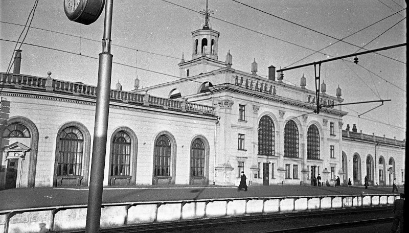 Железнодорожный вокзал Ярославля, 1961 год, г. Ярославль. Выставка «Транссибирская магистраль: вся Россия за окном» с этим снимком.&nbsp;