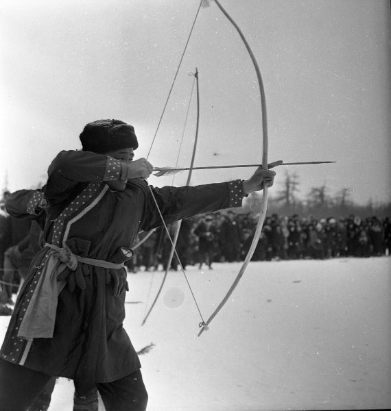 Праздник. Соревнования по стрельбе из лука, 1968 год, Сахалинская обл., пгт. Ноглики. Выставка «Лук и стрелы» с этим снимком.&nbsp;
