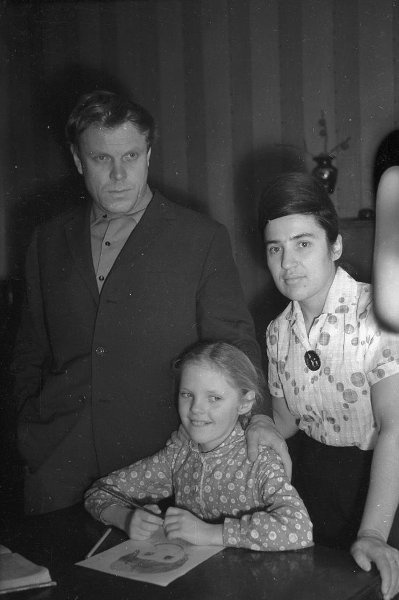 Владимир Солоухин с дочкой и женой, 1964 год