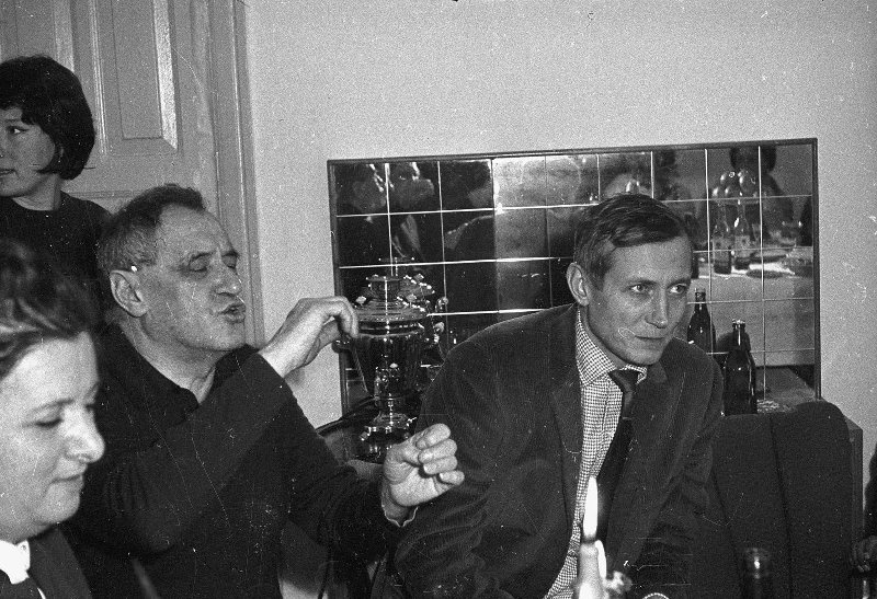 Валентин Катаев и Евгений Евтушенко, январь - февраль 1967, Московская обл., пос. Переделкино. Выставка «Свеча горела...» с этой фотографией.