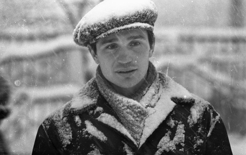 Метель в городе. Молодой мужчина, 1962 - 1968, Сахалин о., г. Южно-Сахалинск. Выставка «Метелица моя» с этой фотографией.