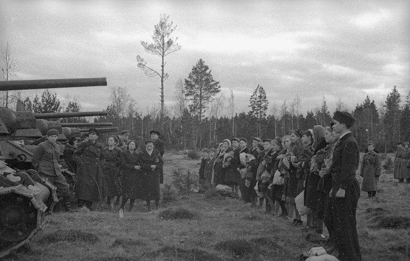 Передача танковой колонны «Московский пионер» фронту, 9 ноября 1942