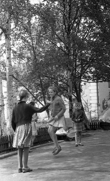 Девочки со скакалкой, 1960-е, Сахалин о., г. Южно-Сахалинск. Выставка «Сахалинское детство Юрия Садовникова» с этой фотографией.