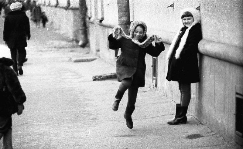 Девочки играют в классики, 1960-е, Сахалин о., г. Южно-Сахалинск. Выставки&nbsp;«Игра длиной в полвека»,&nbsp;«Сахалинское детство Юрия Садовникова» с этой фотографией. 