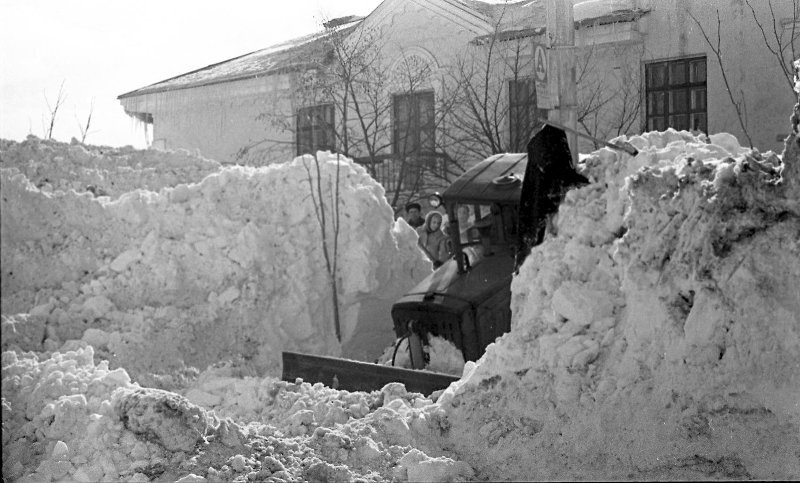 Снегу было мало снежных буранов то же. Высота снега зимой 1969 года на Сахалине. Фото 1968 года Сахалин снег. Фотографии снежных заносов после бури 1968 года.