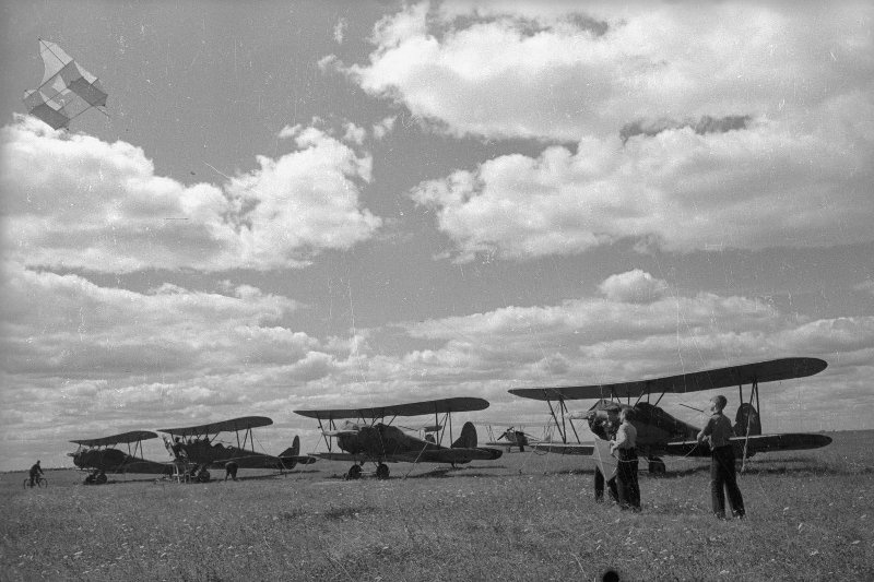 Юные авиамоделисты на Тушинском аэродроме, 1938 год, Московская обл., г. Тушино. В августе 1960 года Тушино вошло в состав Москвы.