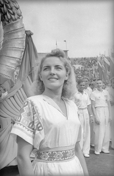 Девушка-спортсменка на стадионе «Динамо», 1940-е, г. Москва