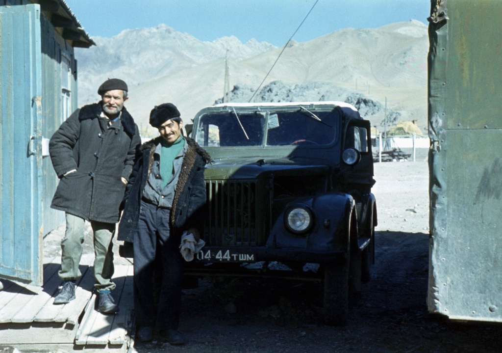 Геолог Никита Власов с водителем в поселке Сары-Таш в Алайской долине, 1978 год, Киргизская ССР, пос. Сары-Таш