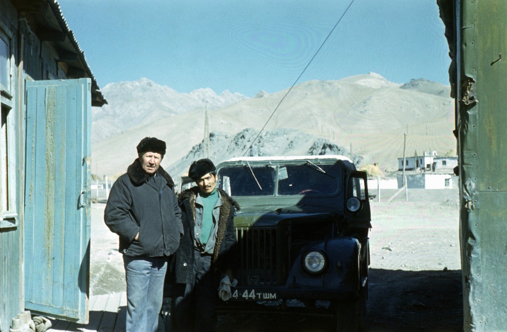 Геологи в поселке Сары-Таш в Алайской долине, 1978 год, Киргизская ССР, пос. Сары-Таш