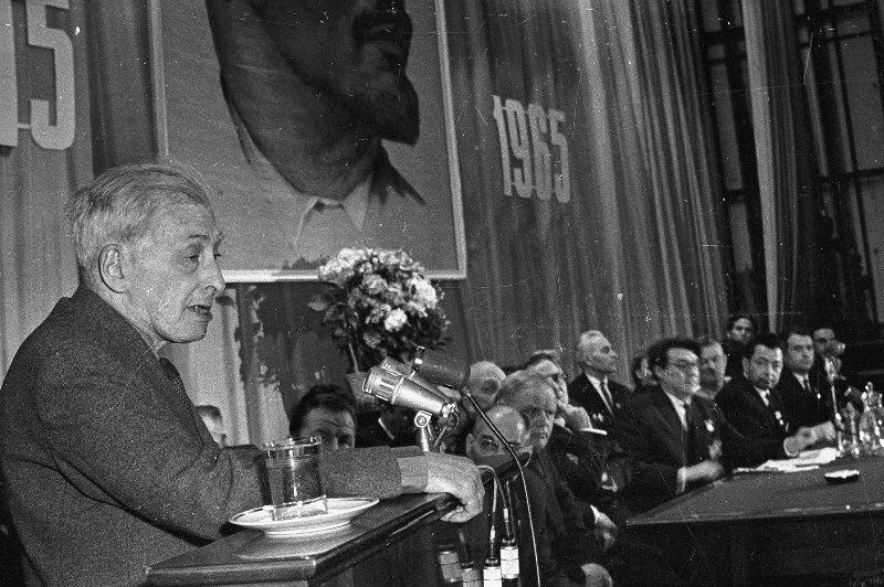 Илья Эренбург на трибуне, 1965 год, г. Москва