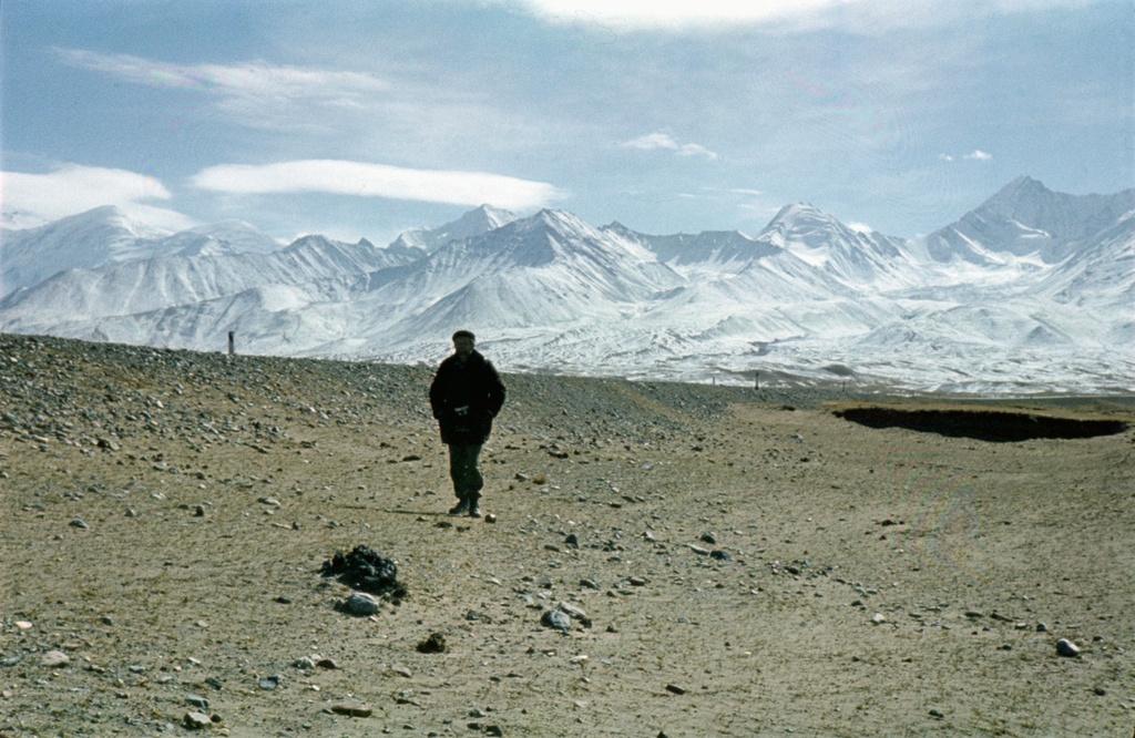 Геолог Никита Власов в Алайской долине у подножья Алайского хребта, 1978 год, Киргизская ССР, Ошская обл.