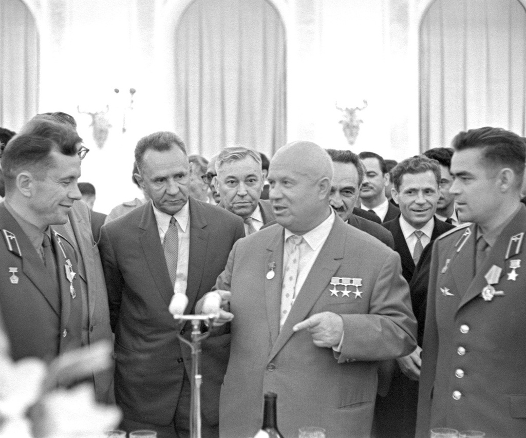 Прием в Кремле, 1962 - 1964, г. Москва. Выставка «Третий пошел! Космонавт Андриян Николаев» с этой фотографией.