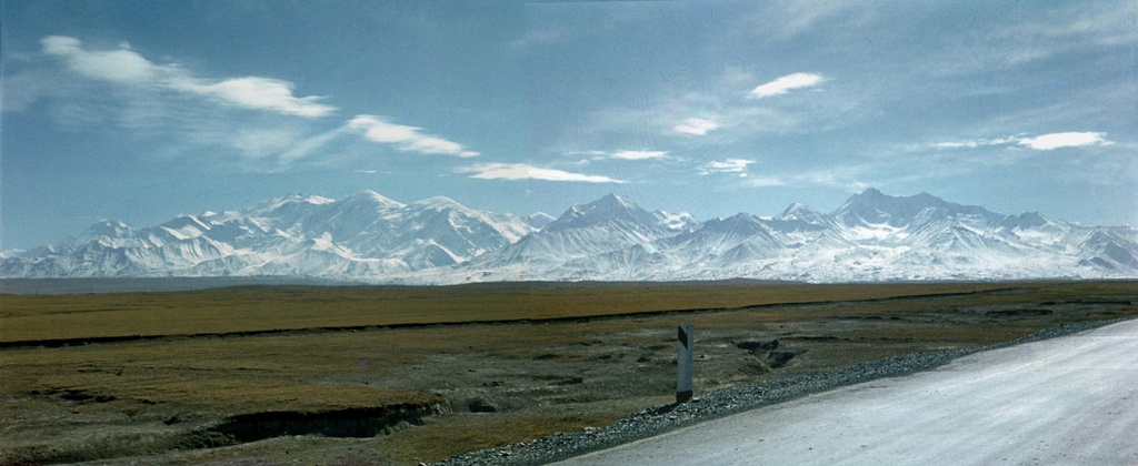 Дорога через Алайскую долину, 1978 год, Киргизская ССР, Ошская обл.. Видео «Горы» с этой фотографией.&nbsp;