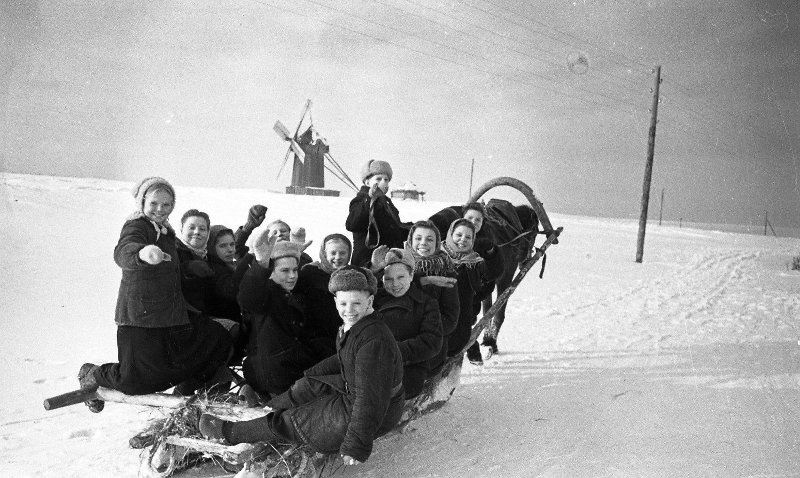 Дети в санях, 1949 год, Тамбовская обл., Моршанский р-н, с. Ивенье. Выставка «Ветряные мельницы» с этой фотографией.&nbsp;
