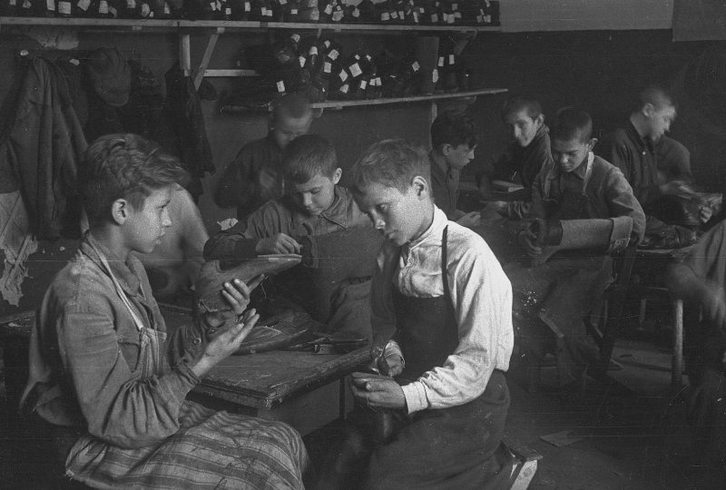В обувной мастерской, 1943 год