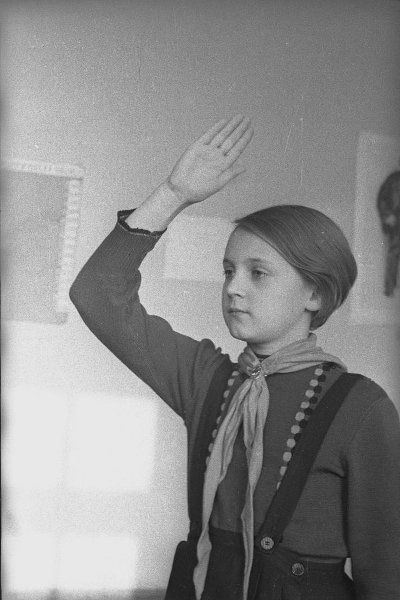 Портрет пионерки, 1942 год