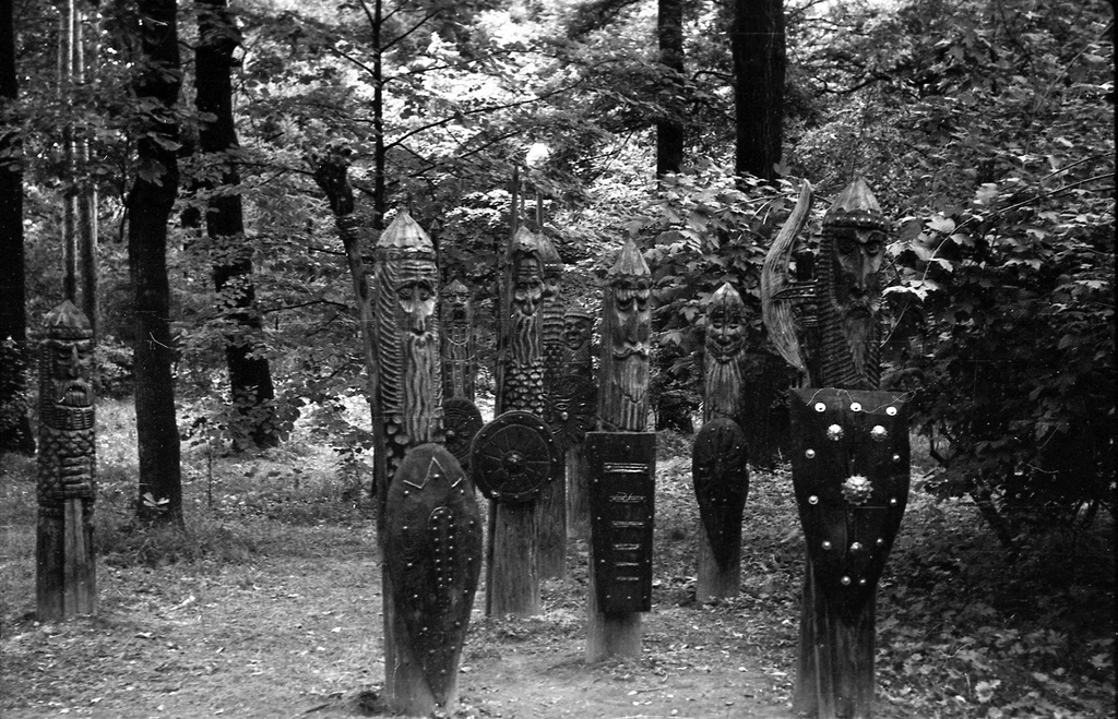 Предположительно, что эти деревянные скульптуры находились в Ботаническом саду (или ВДНХ), июль 1977, г. Москва