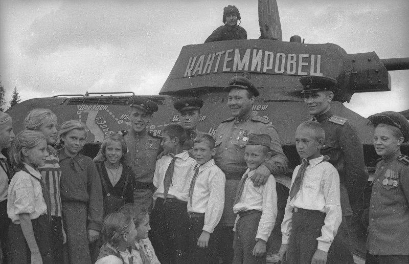 Пионеры и военные на фоне танка «Кантемировец», 1945 год, Московская обл.