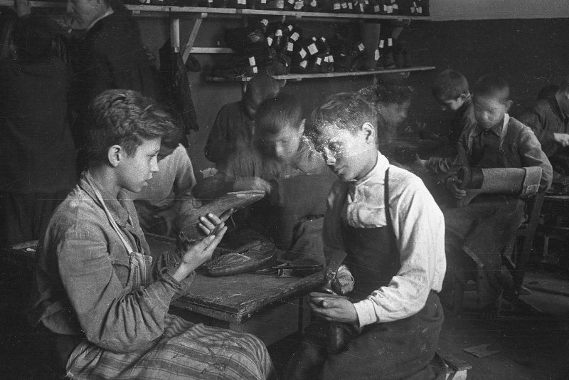 В обувной мастерской, 1943 год